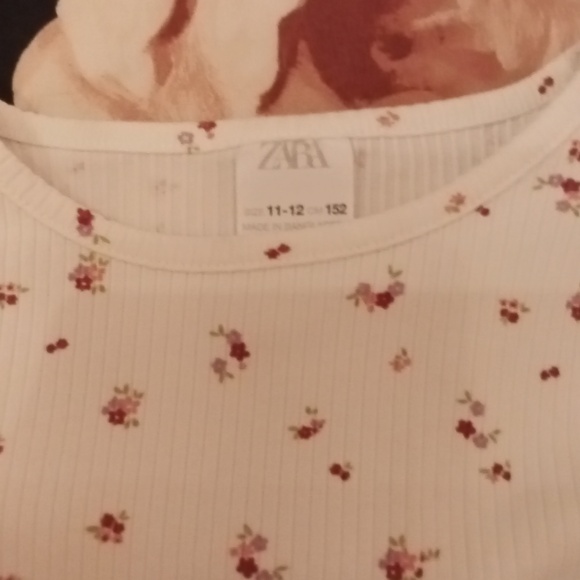A Zara size 11-12 white long sleeve top with small flowers - Picture 3 of 3